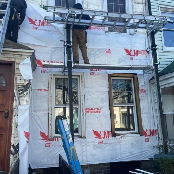 pofessionals_from_the_brooklyn_roofers_doing_adding_insulation_to_exteriors.